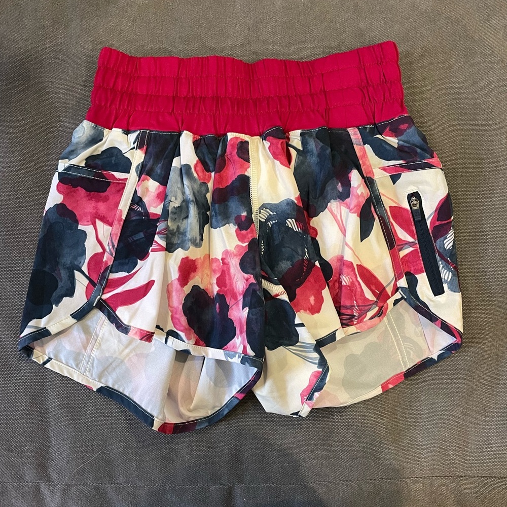 Lululemon Tracker Short II - Inky Floral